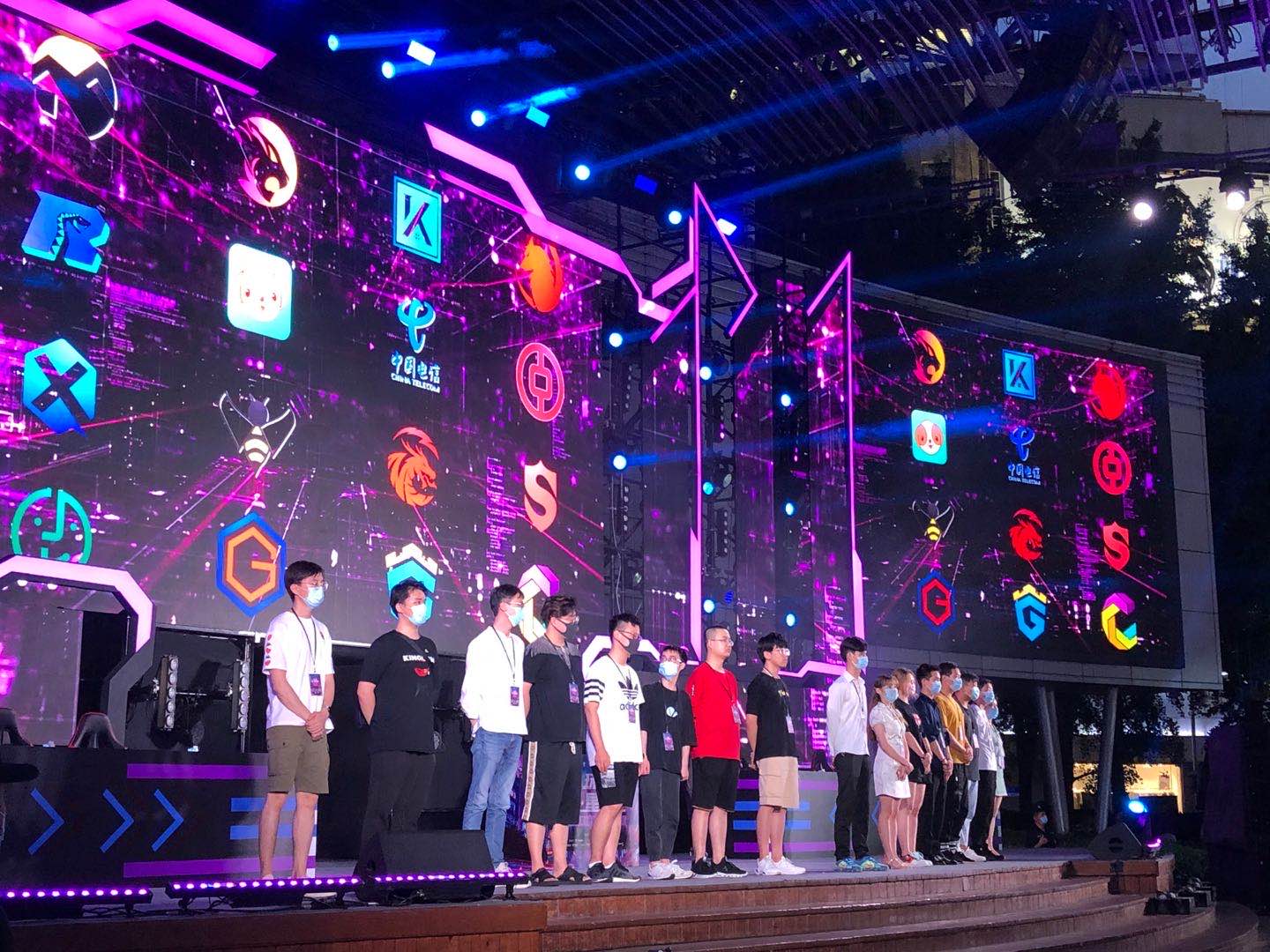 给球迷们带 给球迷们带