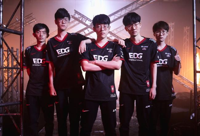 充满对抗的 充满对抗的