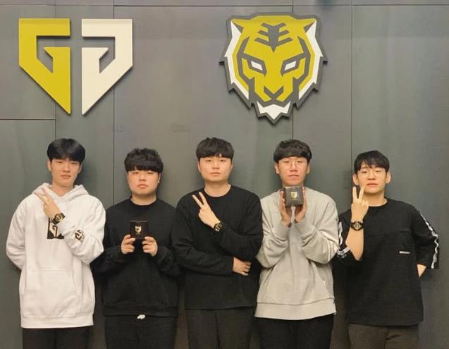 青年中备受 青年中备受